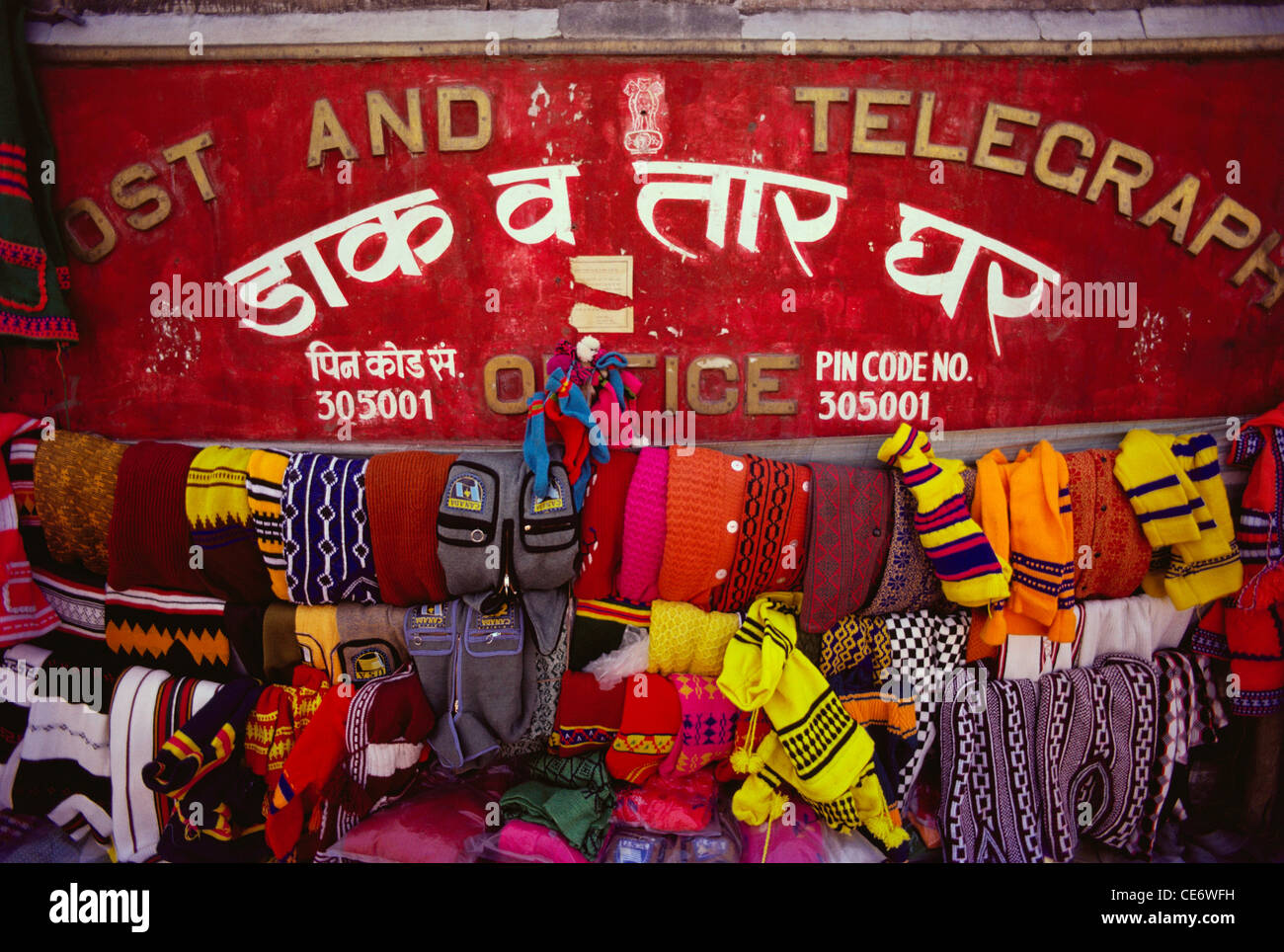 AAD 85347: Bekleidungs-Shop auf Post und telegraph Büro Wand Ajmer Rajasthan Indien-Pin-Code-Nummer 305001 Stockfoto