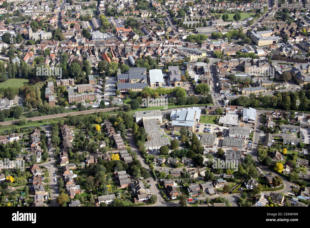 Aerial View Hertford Regional College, Ware Campus mit Ware Town Center im Hintergrund Stockfoto