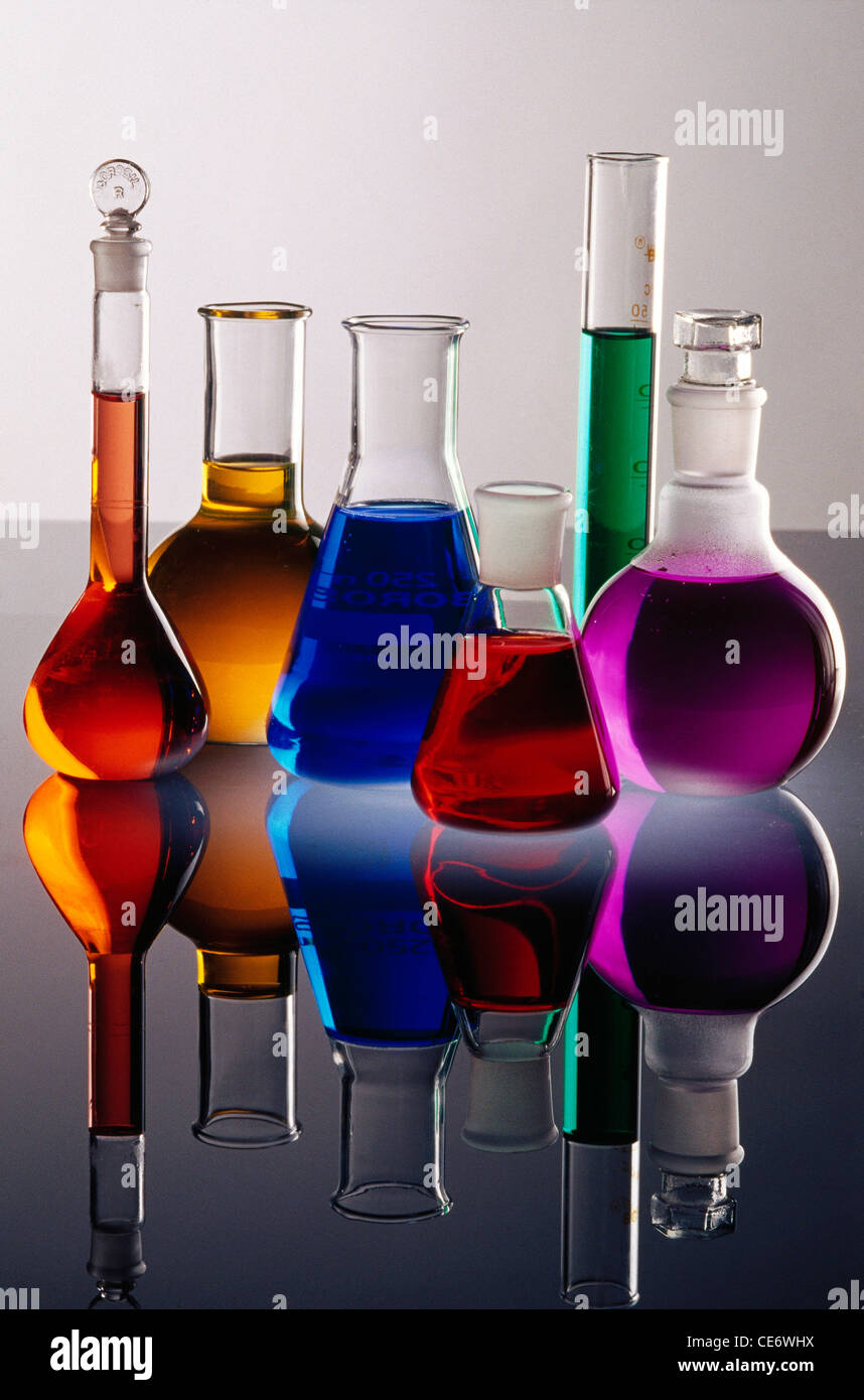 Bunte Chemikalien in Glas Gläser Kolben in chemischen Fabrik Industrie Labor ; Regenbogen Farben violett lila blau grün gelb orange rot vibgyor ; Stockfoto