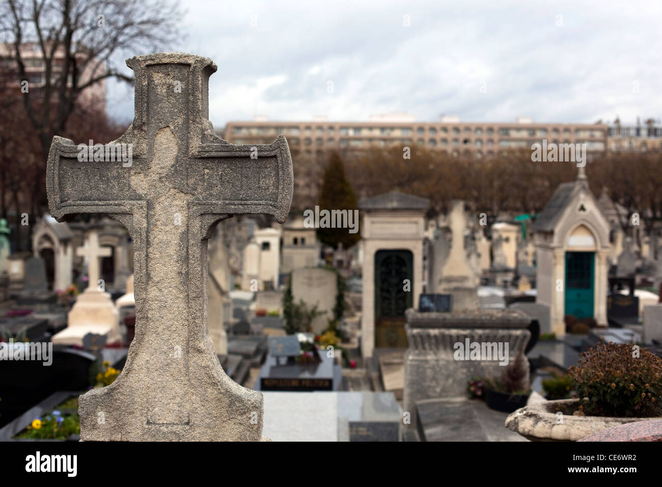 Steinkreuz in Friedhof Montparnasse, Paris Stockfoto