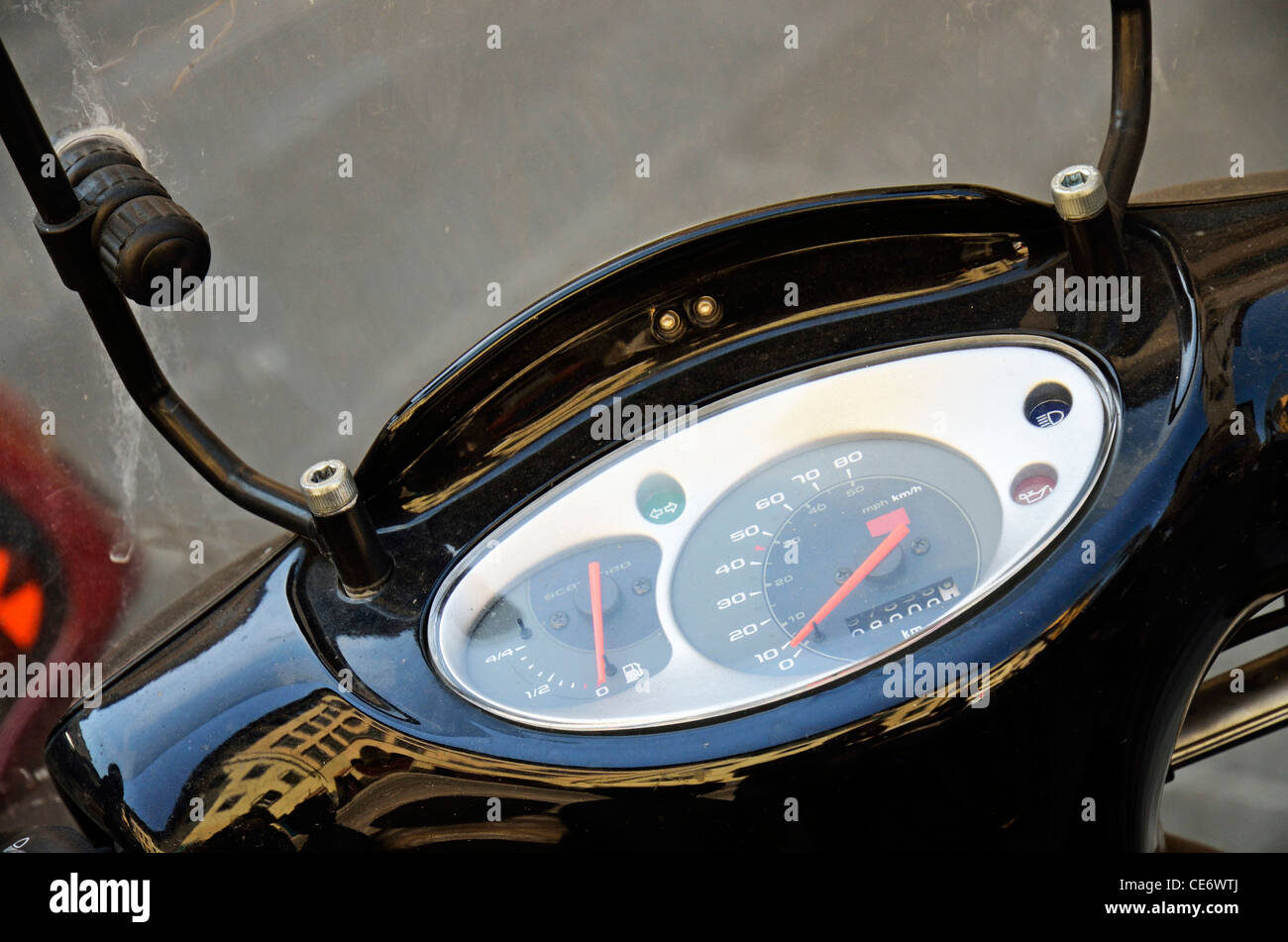Pfund-Zeichen auf einem Auto Kraftstoff Manometer zeigt leer  Stockfotografie - Alamy