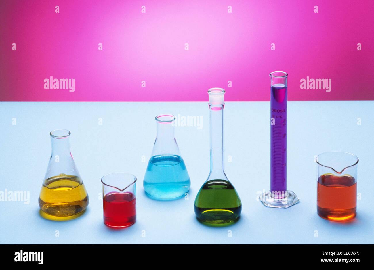 Chemische Forschung und Entwicklung; bunte Chemikalien in Glasbehältern Kolben; indien; asien Stockfoto
