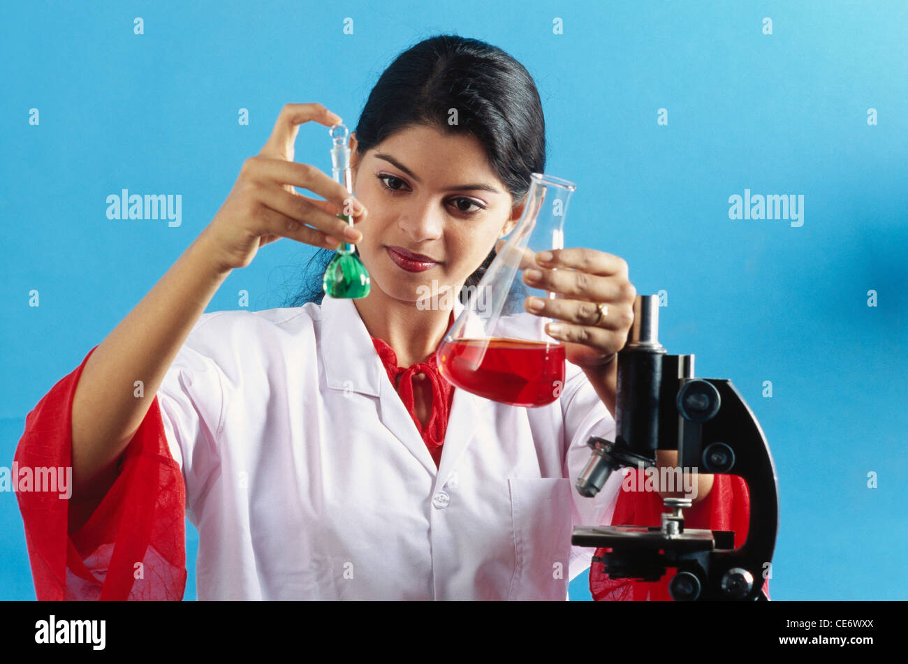RMM 85318: Frau Laborant chemischen Forschung im Labor Indien Herr #579 Stockfoto