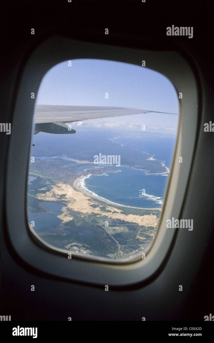 Blick aus dem Flugzeugfenster; Flügel des Flugzeugs; Luft des Landes; indien; asien Stockfoto