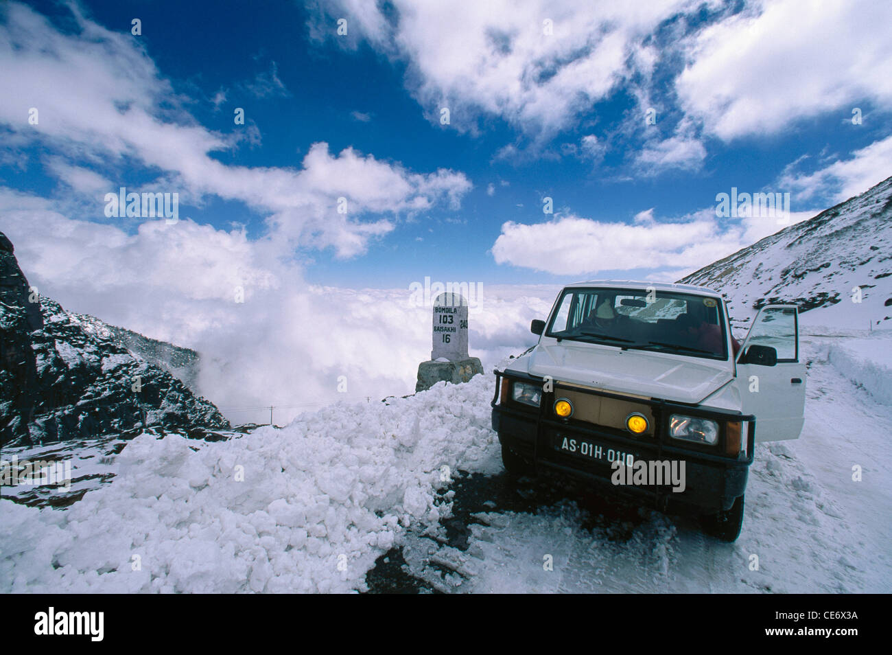 AAD 85476: Auto auf Schnee Straße bei Sela passieren 14000 Füße Arunachal Pradesh, Indien Stockfoto