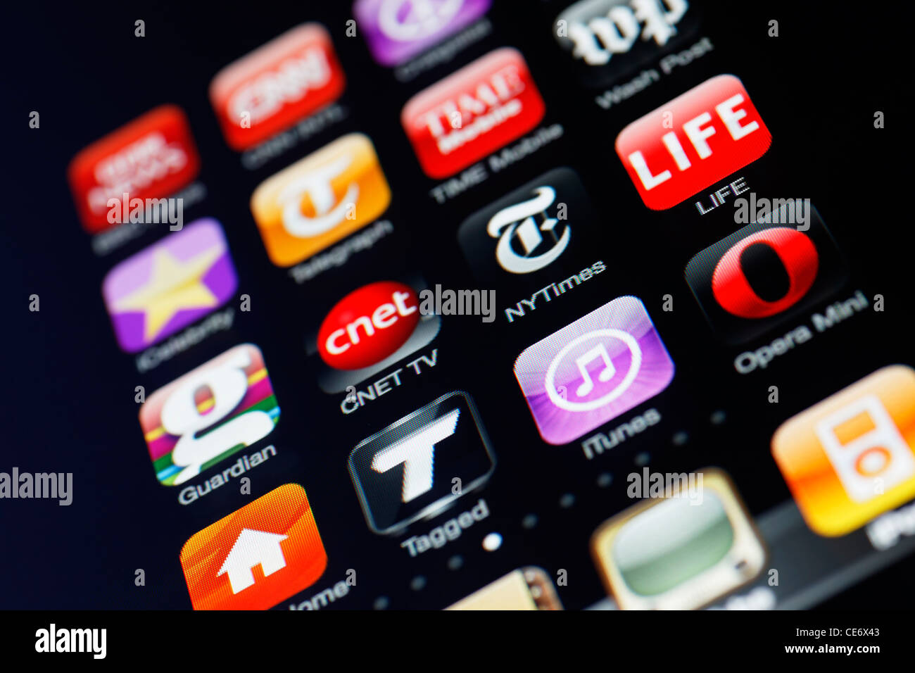 Münster, 26. Januar 2012: Bild des Iphone-Touchscreens. Display zeigt eine Sammlung von nützlichen apps mit rot und Pu Stockfoto