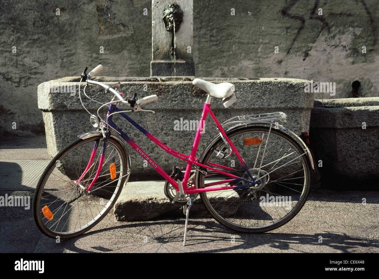 AMA 85437: Fahrrad Profil geparkt stehen auf Straße gesperrt Stockfoto