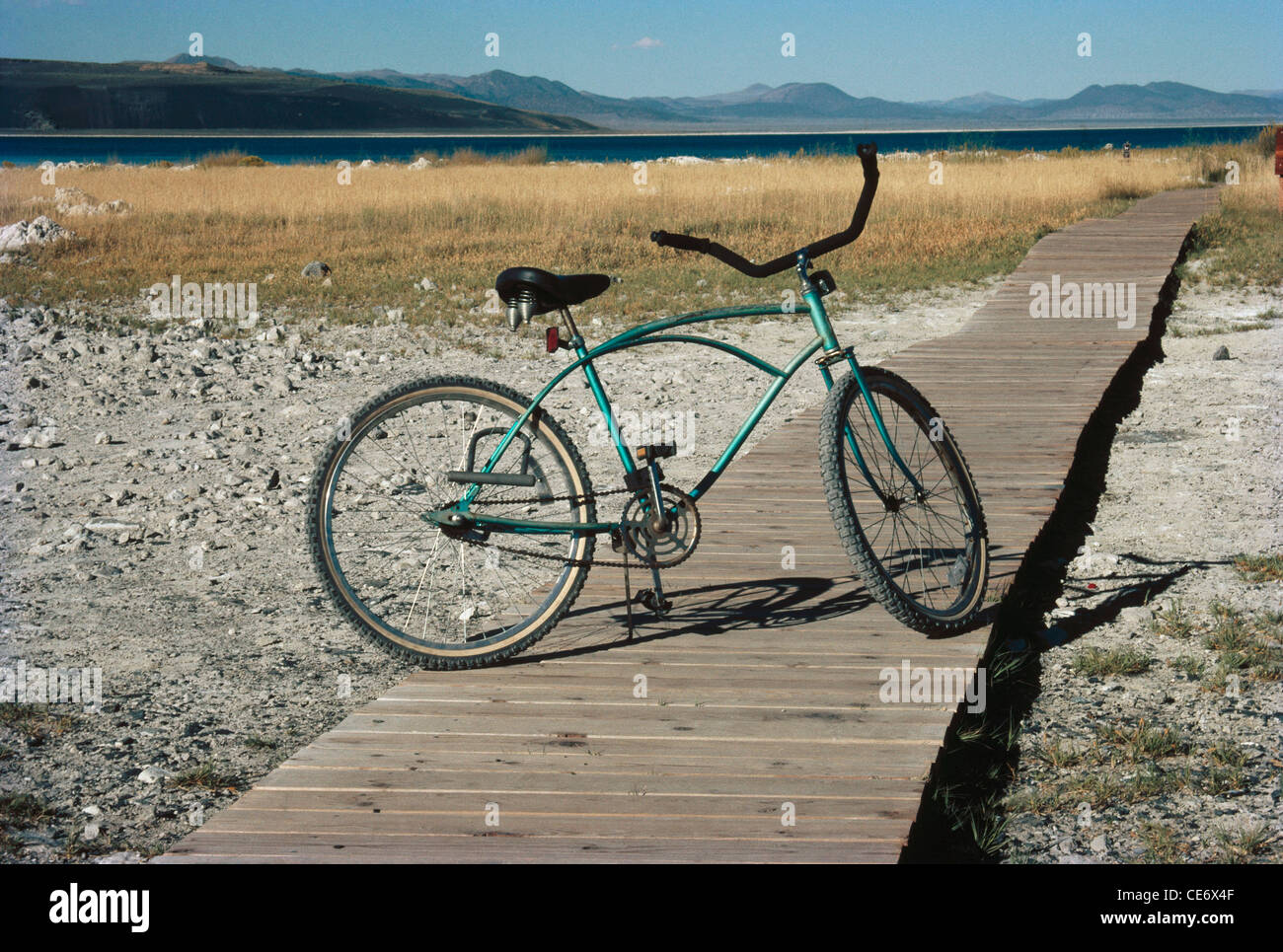 AMA 85438: Fahrrad Profil stehen auf Holzweg Stockfoto