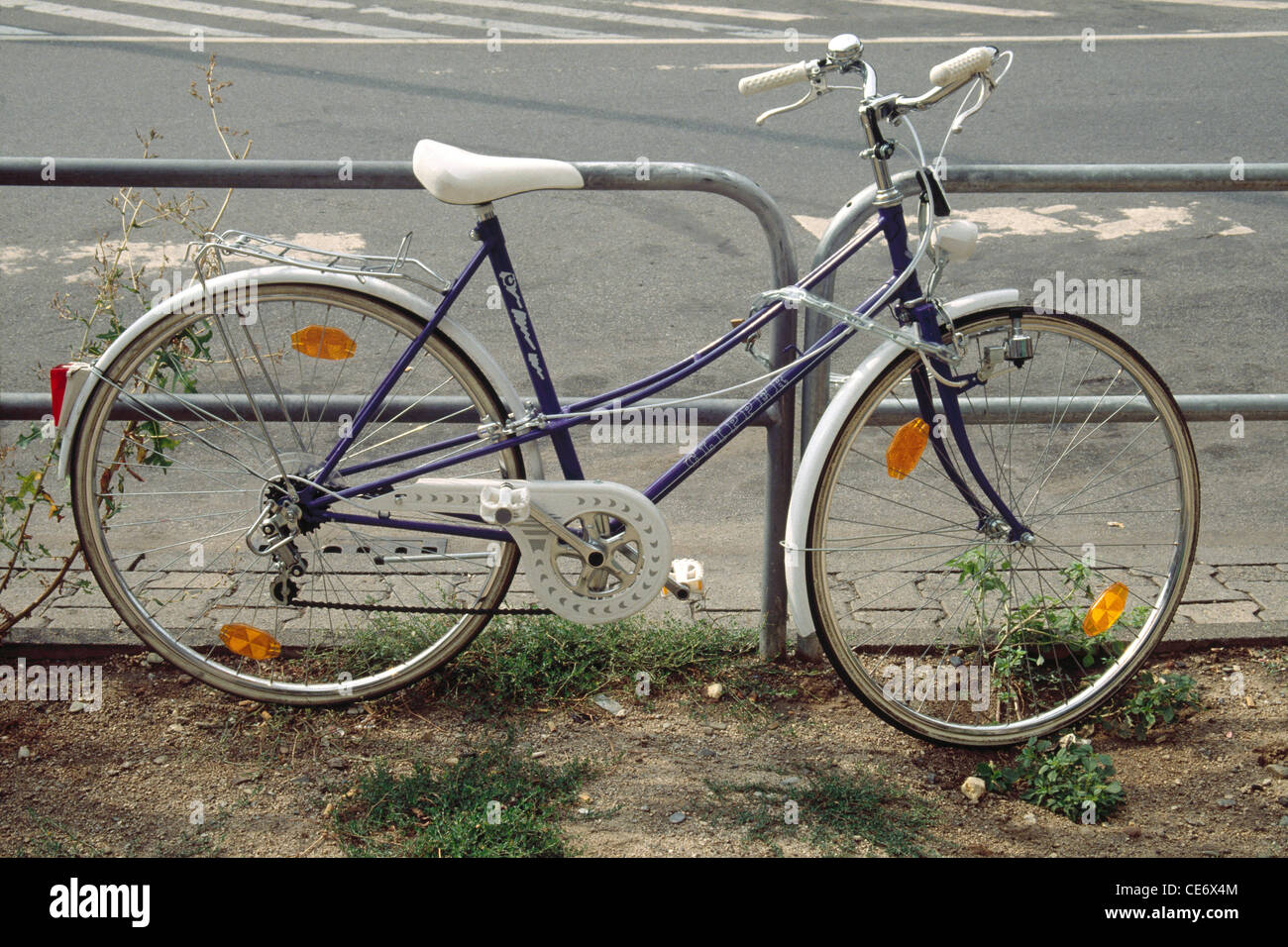 AMA 85439: Fahrrad Profil geparkt stehen auf einem Geländer Zaun gesperrt Stockfoto