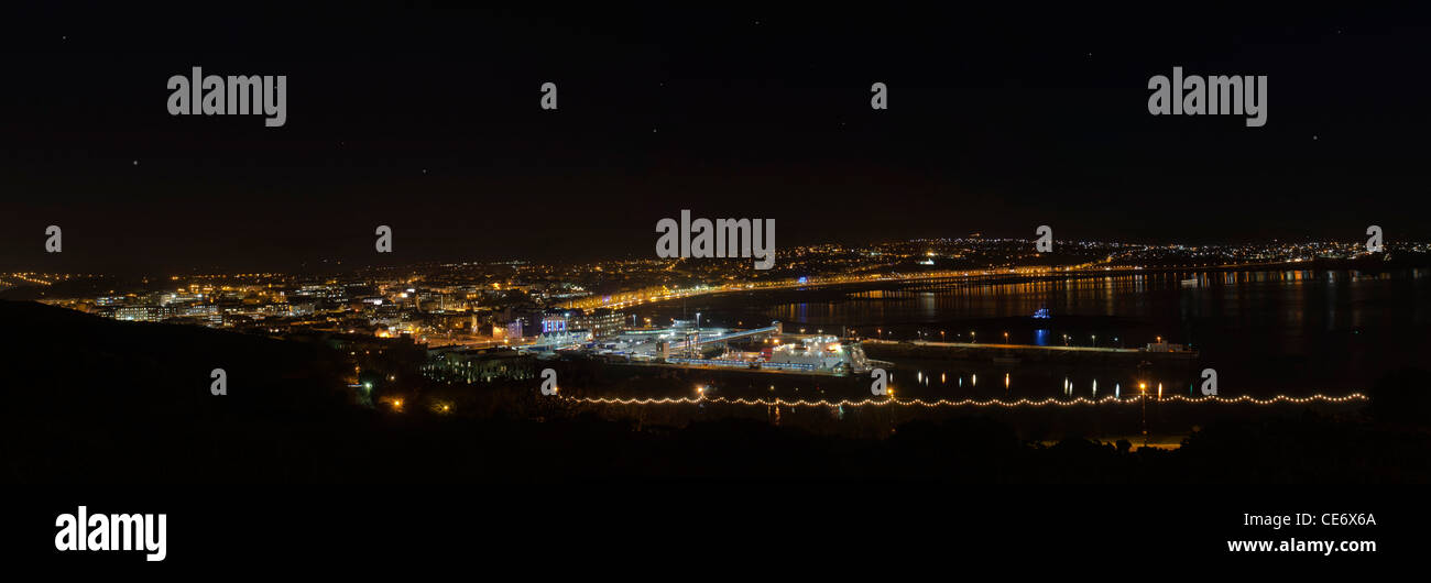 Panorama von Douglas Bay auf Isle Of Man mit Boot in den Hafen und den Nachthimmel. Stockfoto