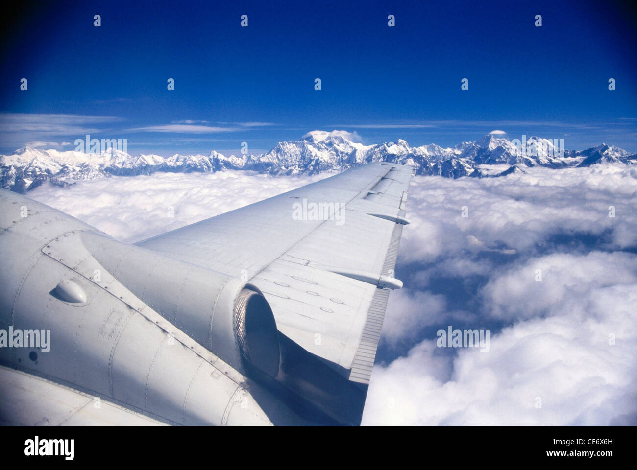 Blick auf Himalaya Berge durch Flugzeugfenster; indien; asien Stockfoto