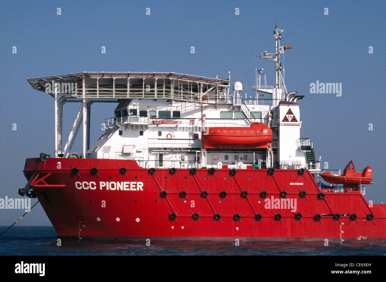 NMK 85500: Hubschrauberlandeplatz auf ein Schiff-CCC-Pionier in Bombay Hafen Mumbai Maharashtra Indien Stockfoto