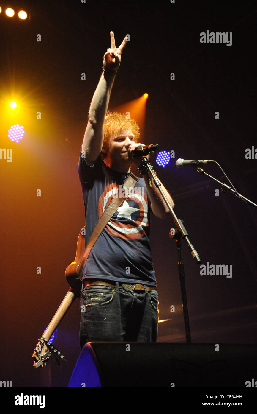 Foto von Ed Sheeran die live auf der Bühne Stockfoto