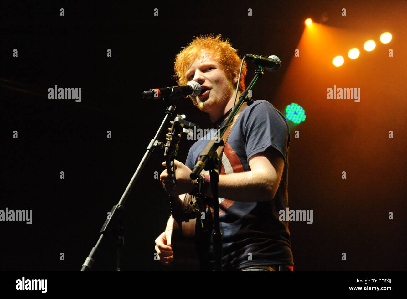 Foto von Ed Sheeran die live auf der Bühne Stockfoto