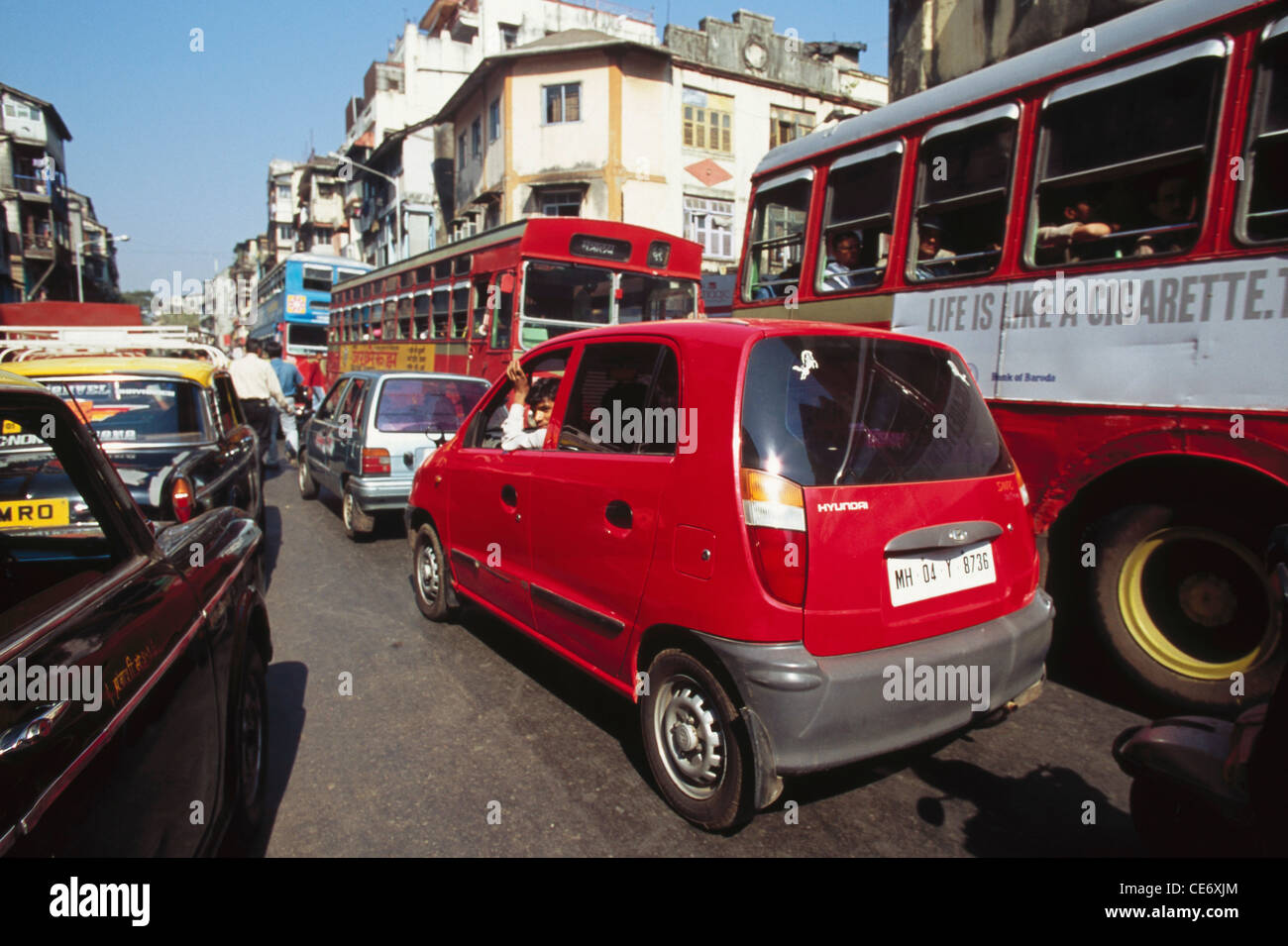 RSC 85471: Verkehr Auto Autos Taxis Taxis Bus Busse auf den Straßen Indiens Bombay Mumbai maharashtra Stockfoto