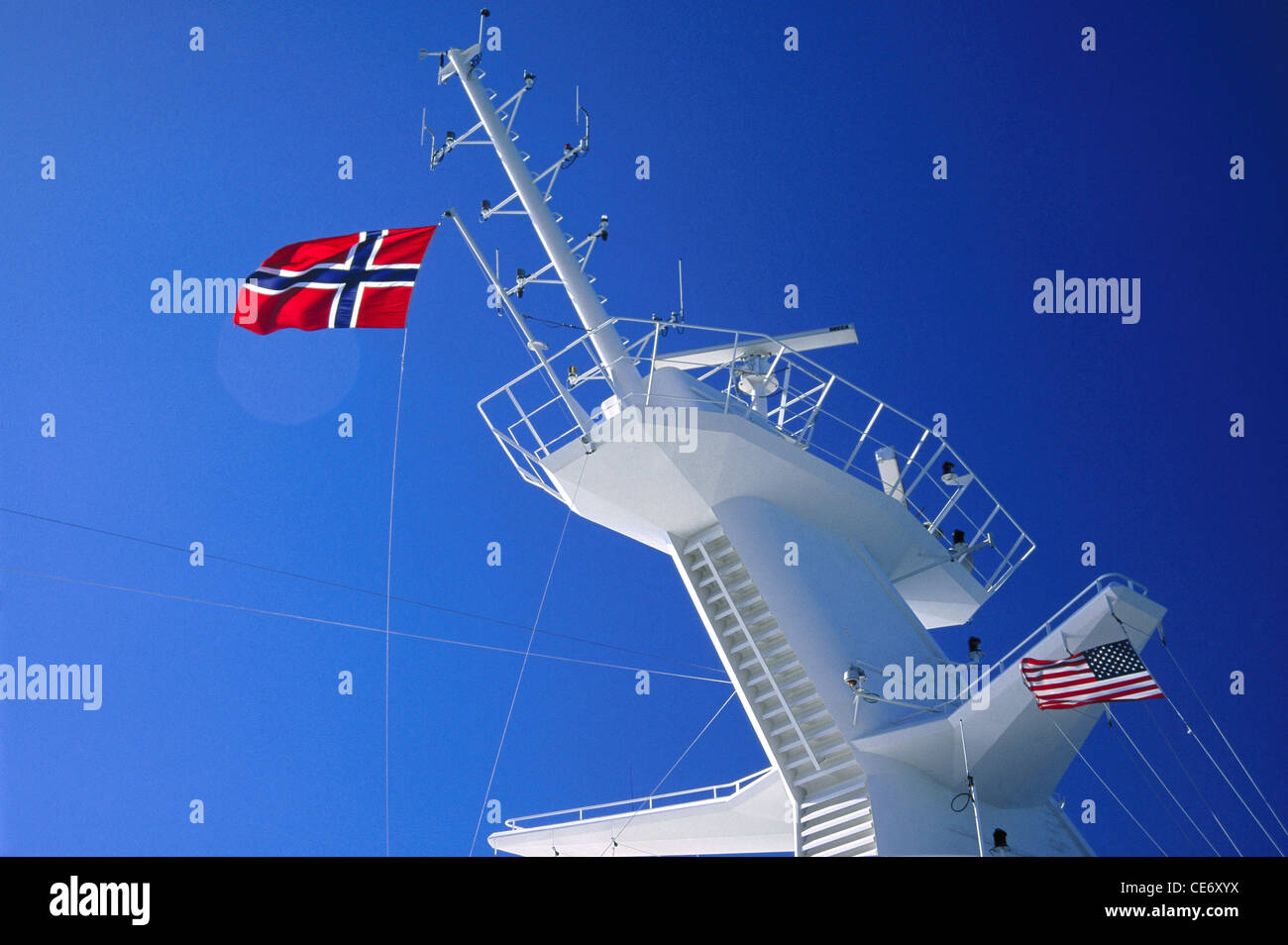 DIN 85513 niedrigen Winkel der Mast des Schiffes mit Flagge von Amerika Usa blaue Sterne und roten Streifen Stockfoto