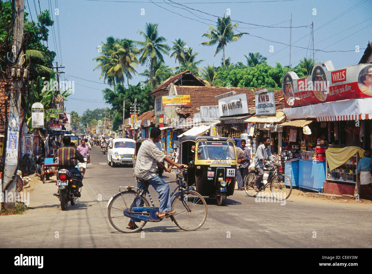 RSC 85526: Straßenszene Auto Auto Rikscha Fahrrad Bike-Shops Menschen Alleppey Alppuzha Alappuzha Kerala Indien Stockfoto