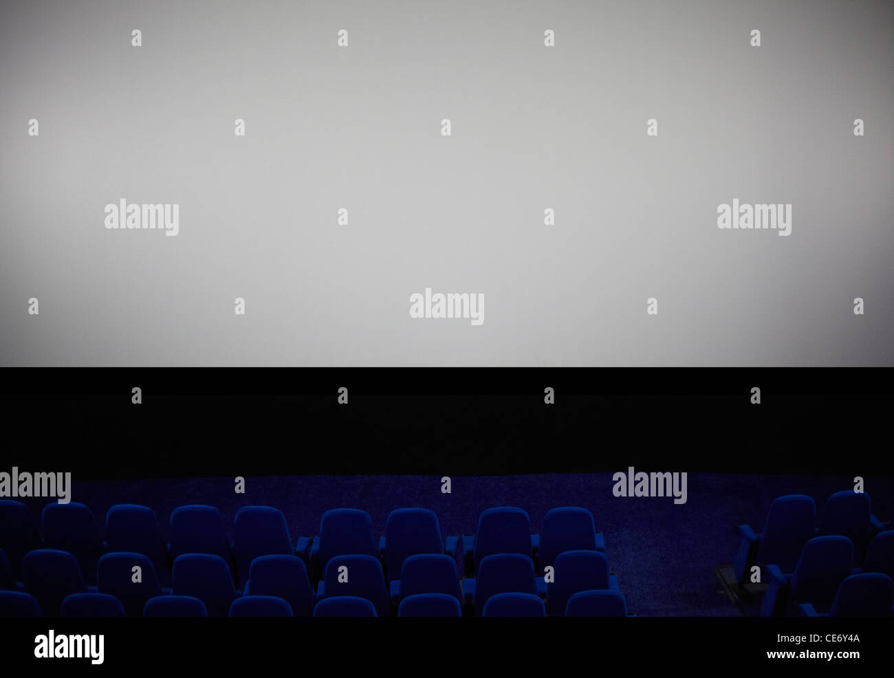 Kinoleinwand und Sitze in der leeren Kino Stockfoto