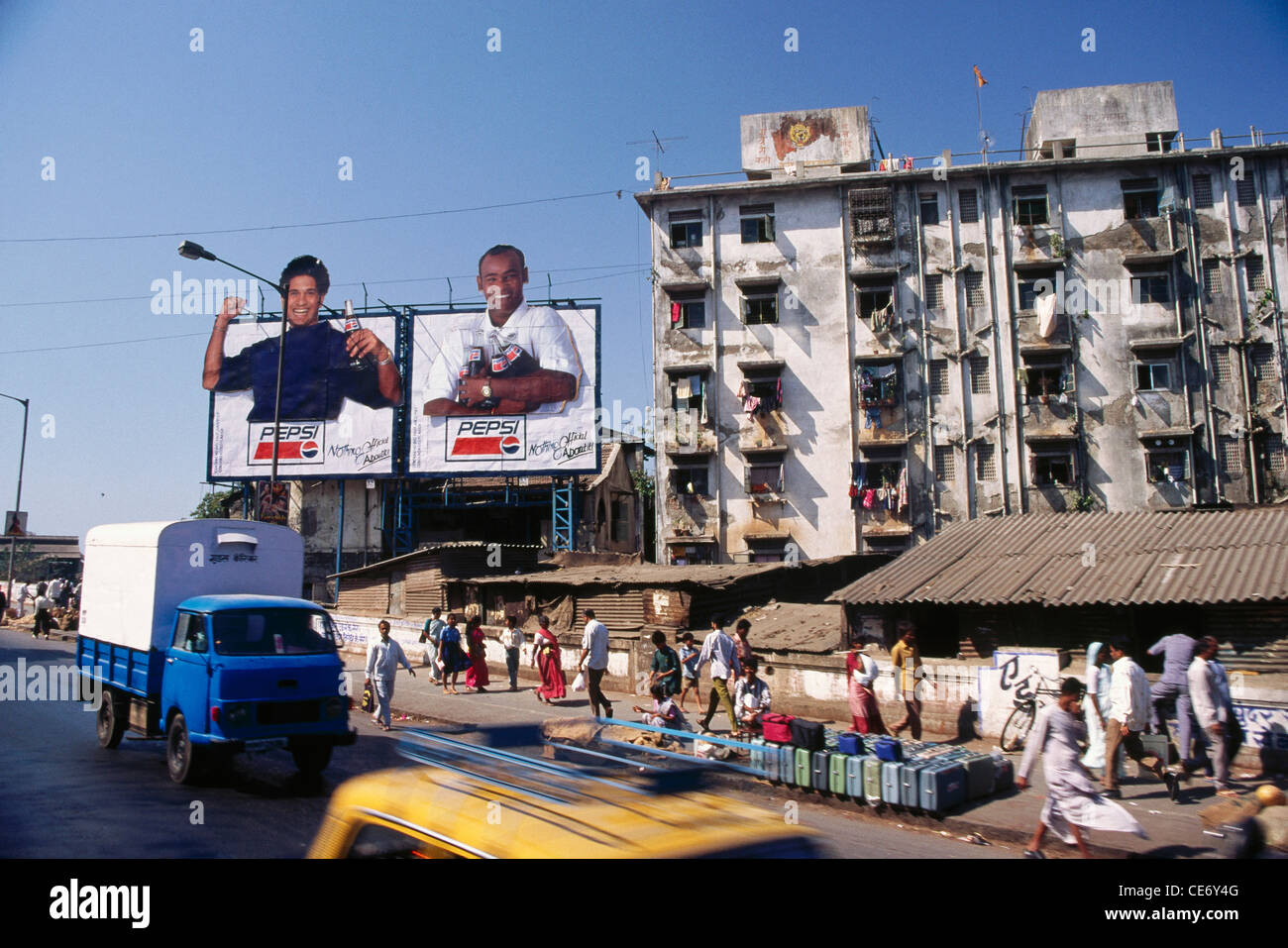 RSC 85534: Sachin Tendulkar Pepsi Horten Verkehr Straße Mittelklasse-Haus MIG Kolonie; Bombay Mumbai; Maharashtra; Indien Stockfoto