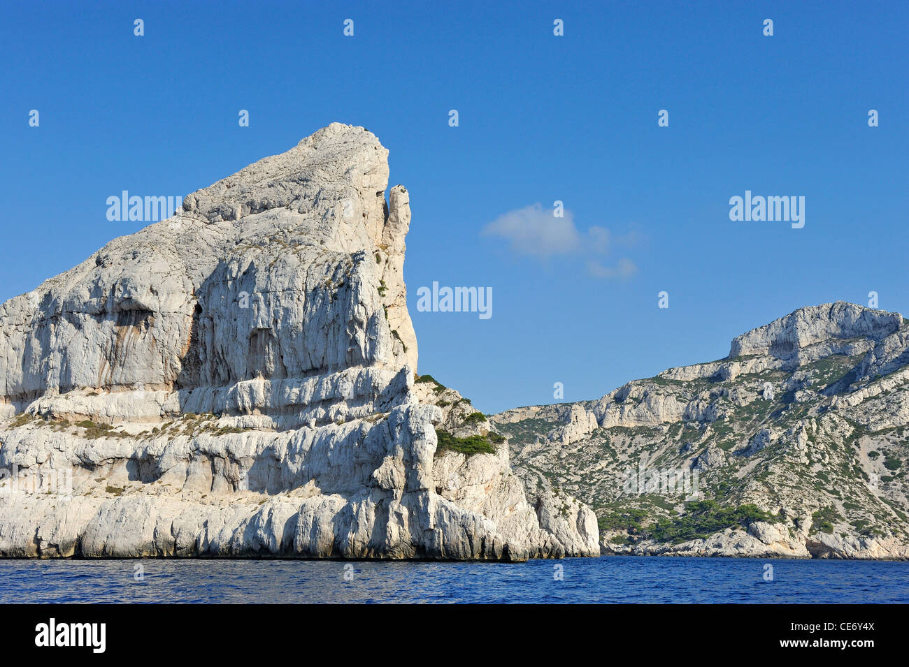 Klippen von der Calanque de Morgiou Inlet, vom Mittelmeer, Marseille, Frankreich Stockfoto