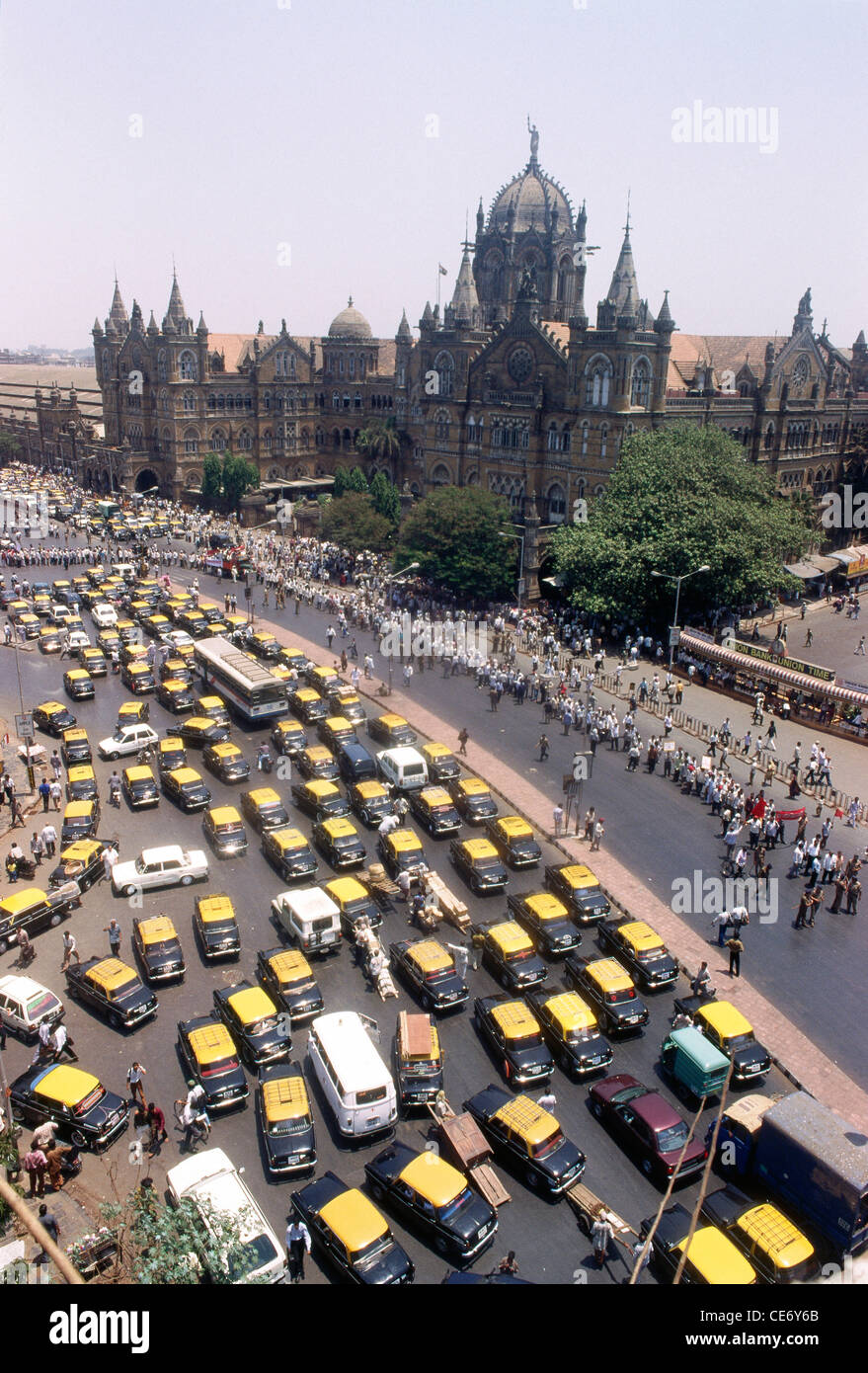 SOA 85536: indische schwarze und gelbe Top Taxi Taxis Stau unterwegs bei VT CST Bori Bunder Bombay Mumbai Maharashtra India Stockfoto