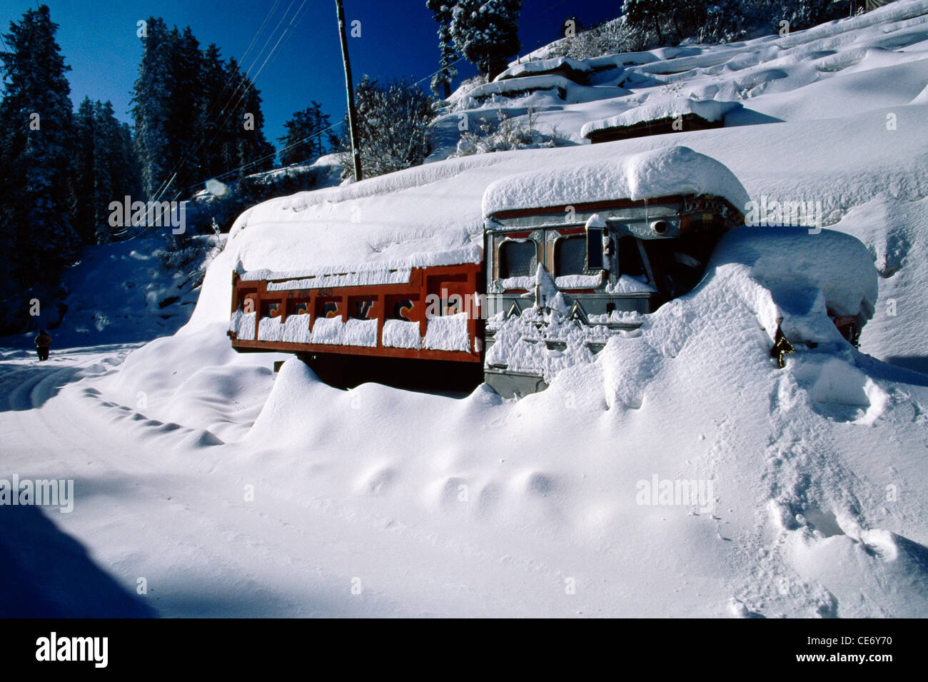 LKW bedeckt mit Schnee; Narkanda; Narkand; Shimla; himachal pradesh; indien; asien Stockfoto