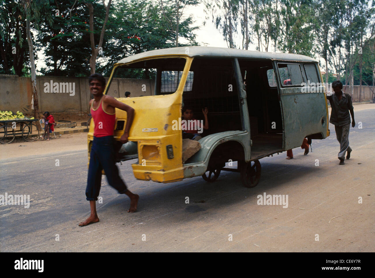 Metallkörper des Fahrzeugtempos auf einem Handwagen tragend; indien; asien Stockfoto