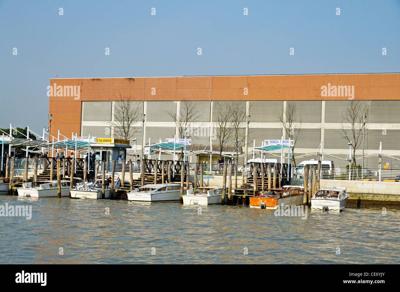 Motorboote Wassertaxen am Wharf, der Flughafen von Venedig, Venedig, Italien Stockfoto