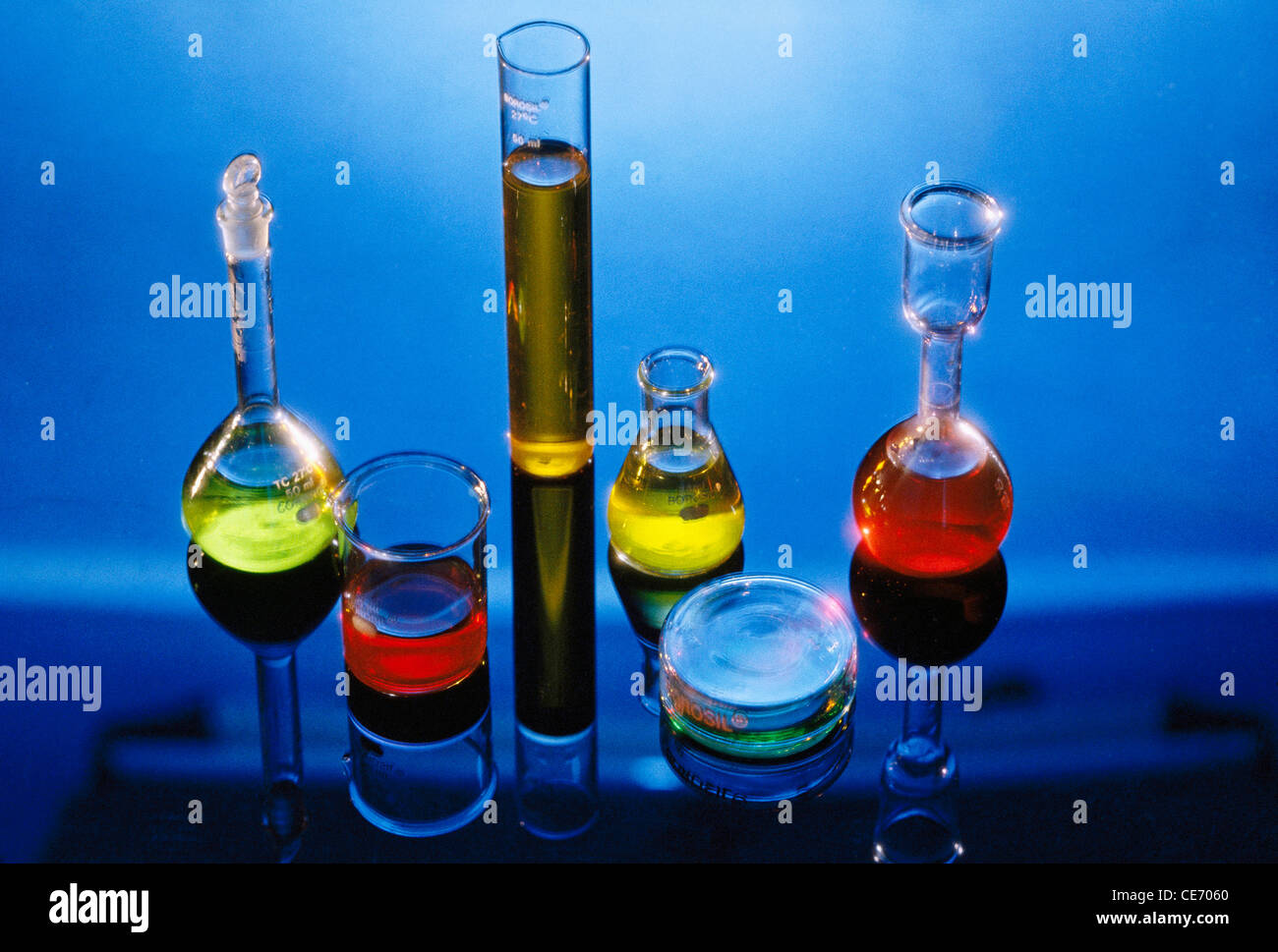 AAD 83970: Chemie Chemikalien rote gelbe Gläser blau Hintergrund Stockfoto