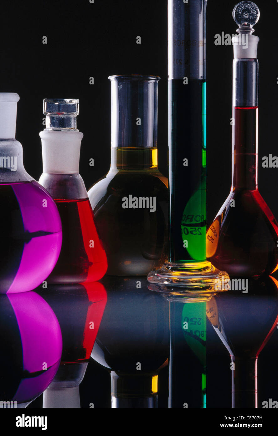 Chemielabor mit bunten Chemikalien in Glasbechern Stockfoto