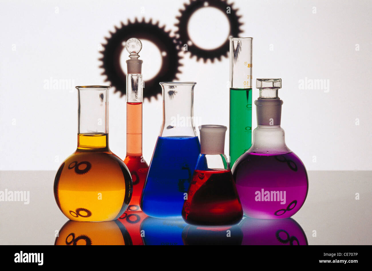 HMA 83969: Chemielabor studieren Chemikalien rot blau grün gelb orange violett Indien Stockfoto