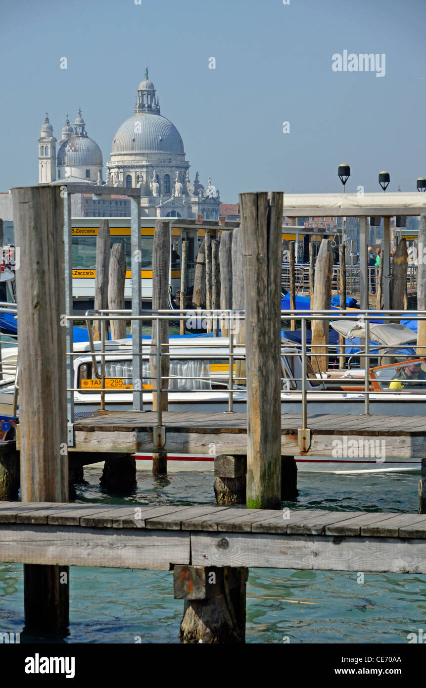 Santa Maria della Salute von Motorbooten, Venedig, Italien Stockfoto