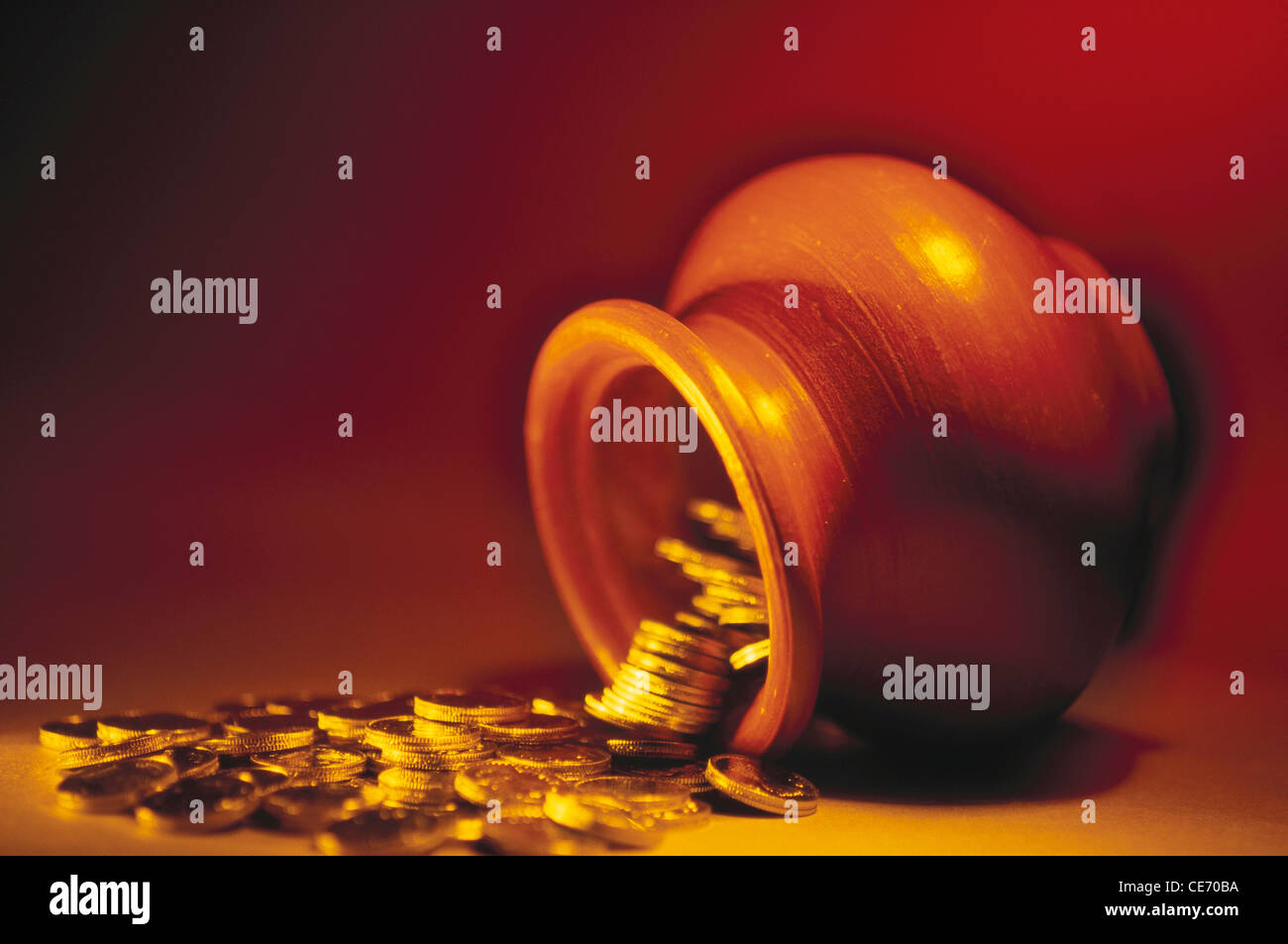 Konzept jackpot speichern Topf Gold Münzen tumbling aus einem Topf - NVM-83918 Stockfoto