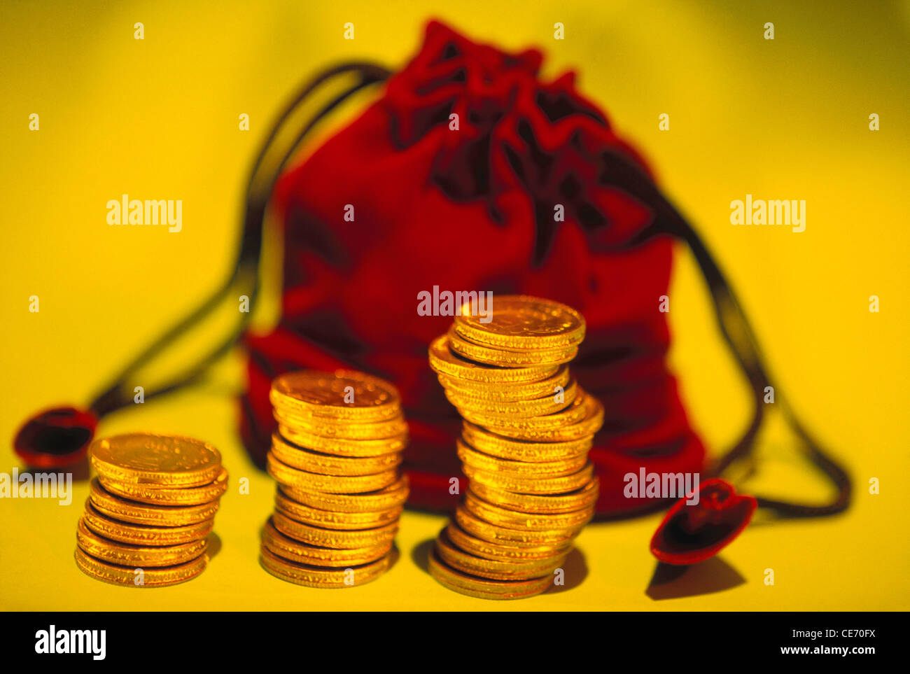VHM 83915: Konzept Wachstum Einsparungen gold Münzen in Geld Tasche Geldbörse Geld Beutel Indien Stockfoto