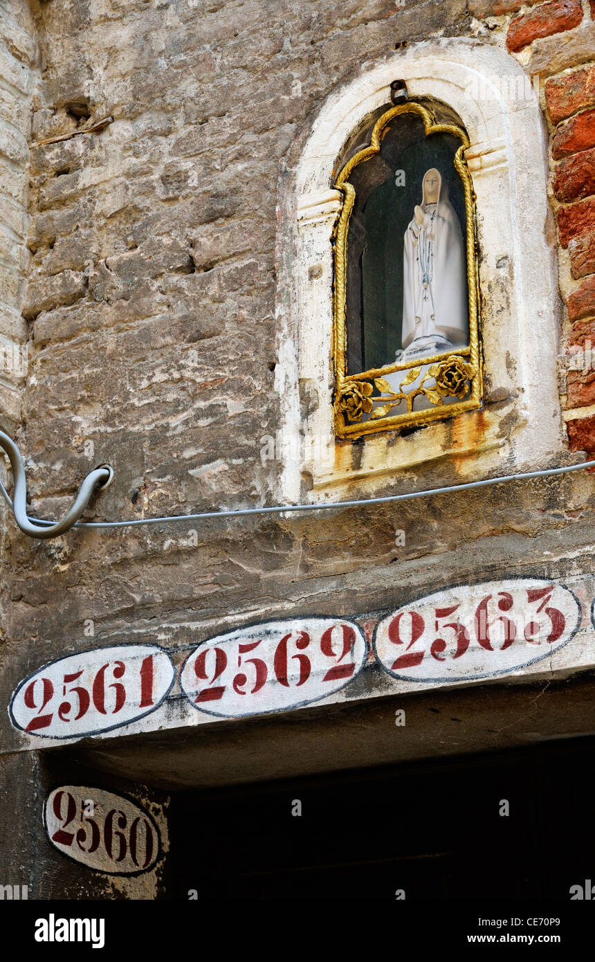 Jungfrau-Statue und Hausnummern, Venedig, Italien Stockfoto