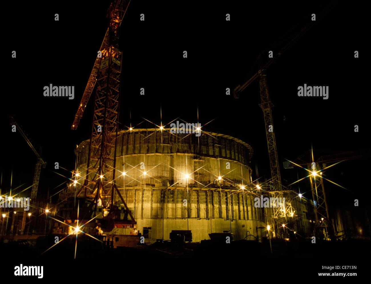 Kernkraftwerke im Bau bei Nacht India Stockfoto