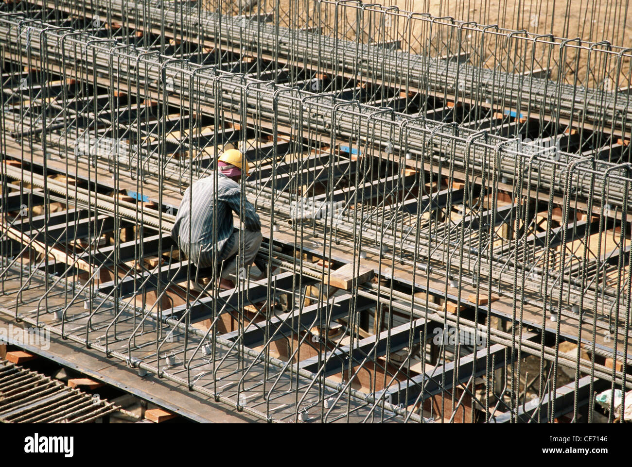 Indischer Mann, der Stahlrahmen auf der Baustelle arbeitet; indien; asien Stockfoto