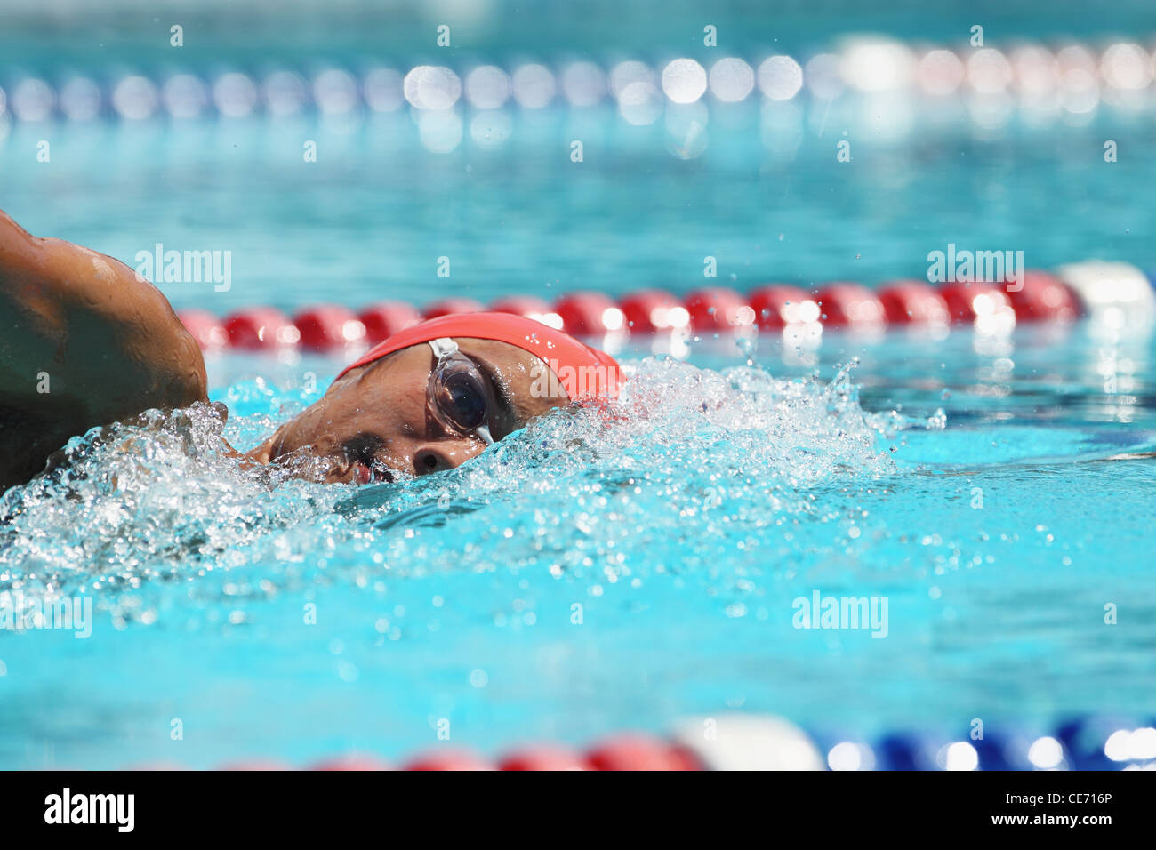 Junger Mann, Schwimmen im Pool Stockfoto