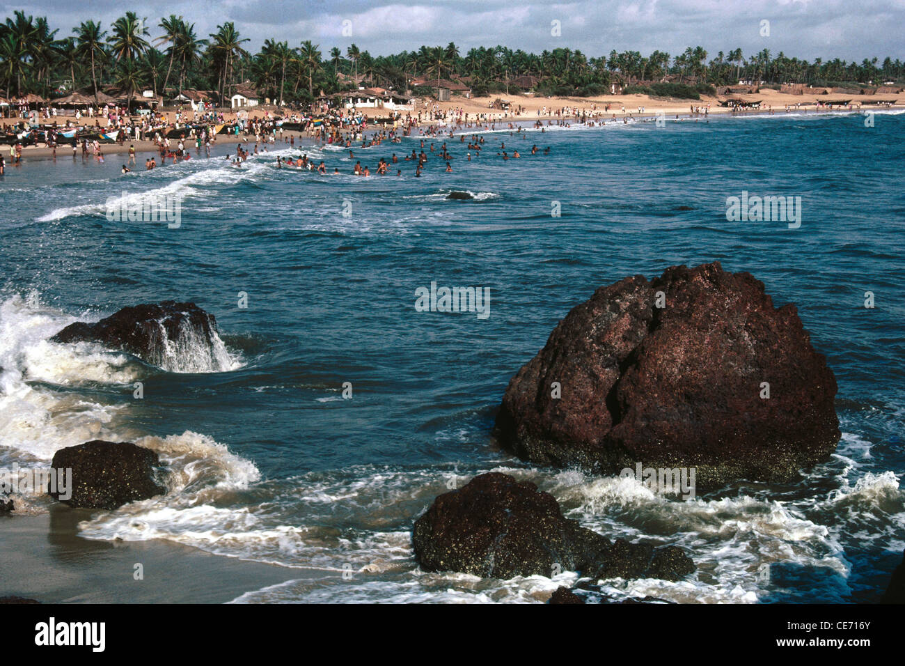 AMA 82458: Felsstrand Felsen Meer Brandung Wasser Palm Bäume Goa Indien Stockfoto