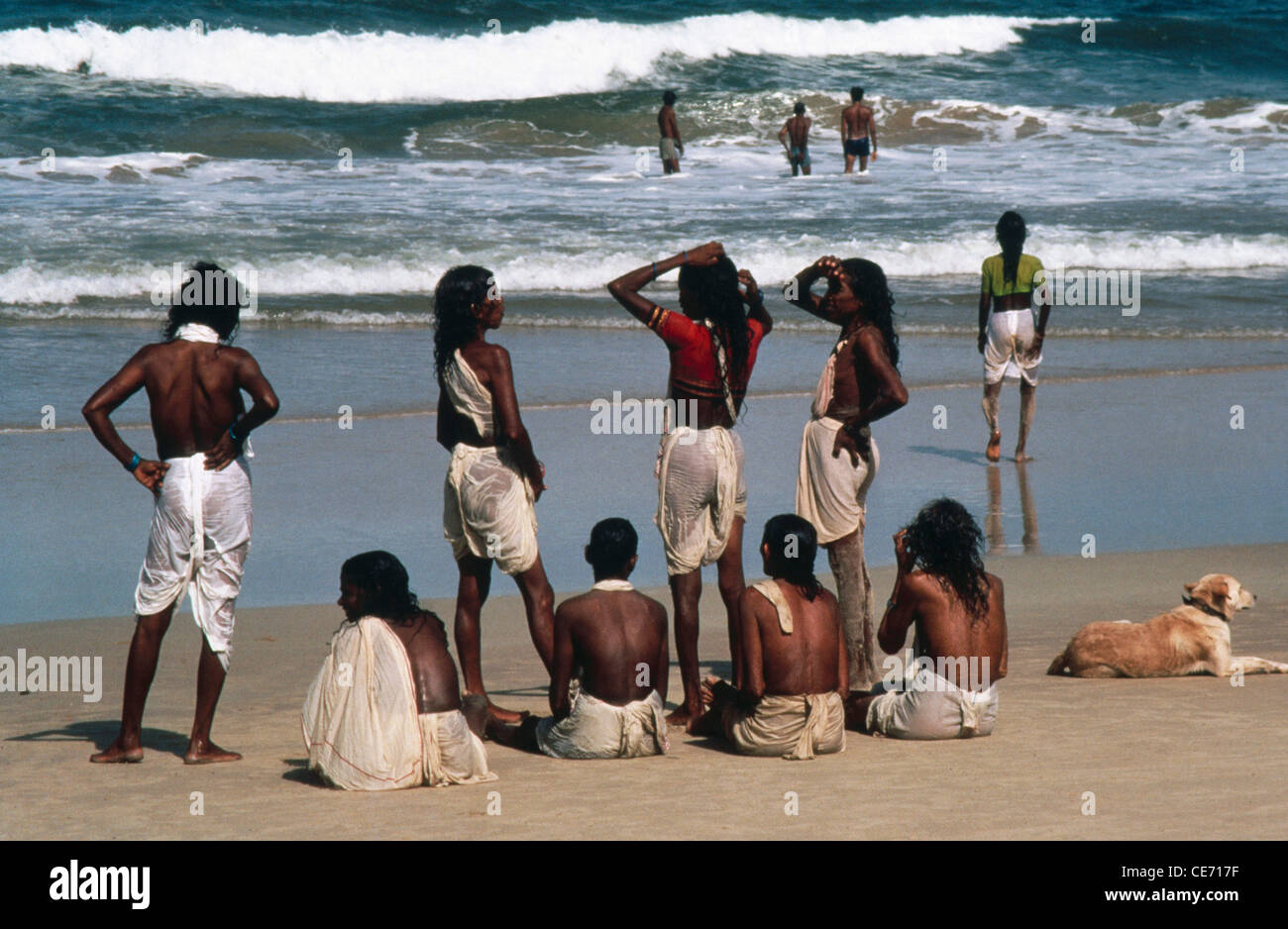 AMA 82477: Indische Frauen Calangute Beach Hund Sand Meer Goa Indien Stockfoto