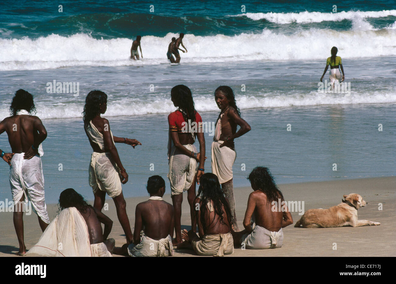 AMA 82478: Indische Frauen Calangute Beach Hund Sand Meer Goa Indien Stockfoto