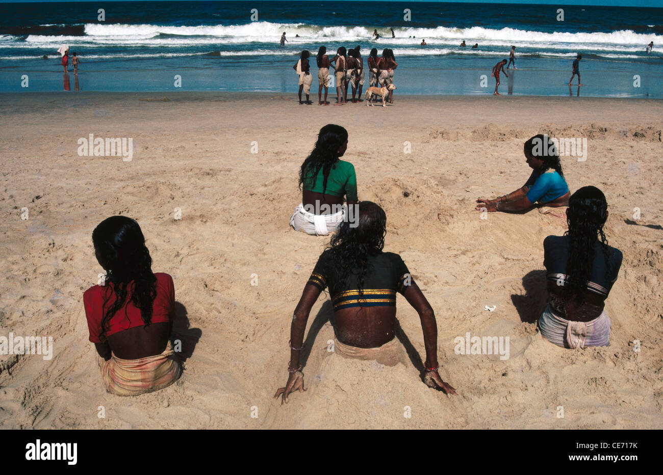 AMA 82480: Indische Frauen sitzen Calangute Beach Sand Meer Goa Indien Stockfoto