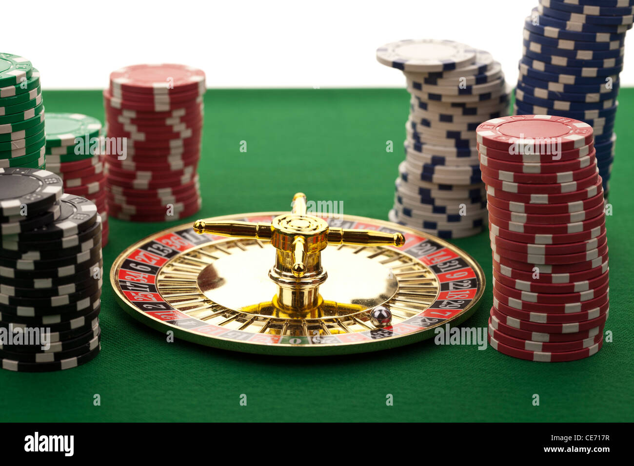 Schöne goldene Roulette auf grünem Hintergrund. Stockfoto