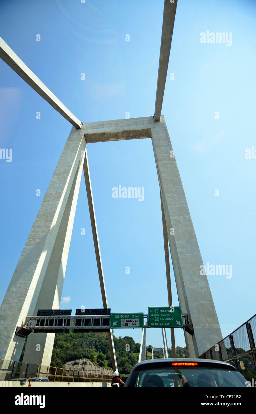 Auto vorbei an einer Autobahnbrücke in der Nähe von Genua, Italien Stockfoto