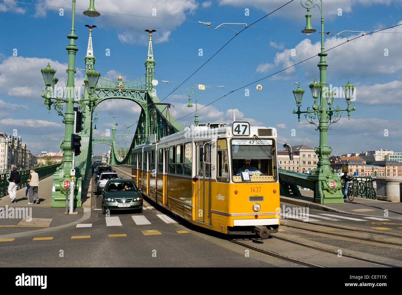 Straßenbahn auf Liberty Bridge oder Freiheitsbrücke (Szabadsag hid), Budapest, Ungarn. Stockfoto