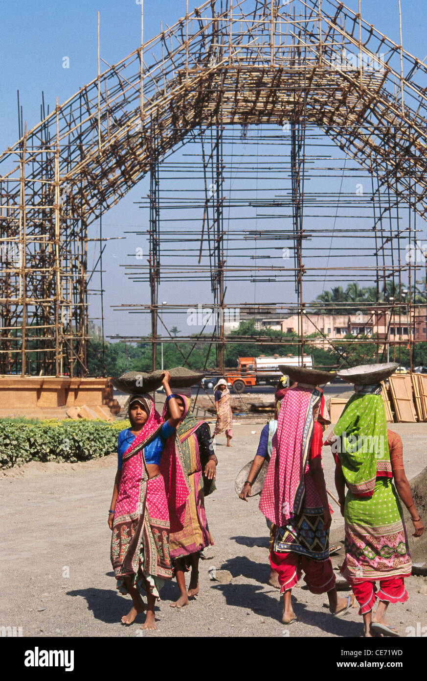VCA 84184: Indische Frauen arbeiten auf der Baustelle; Indien Stockfoto