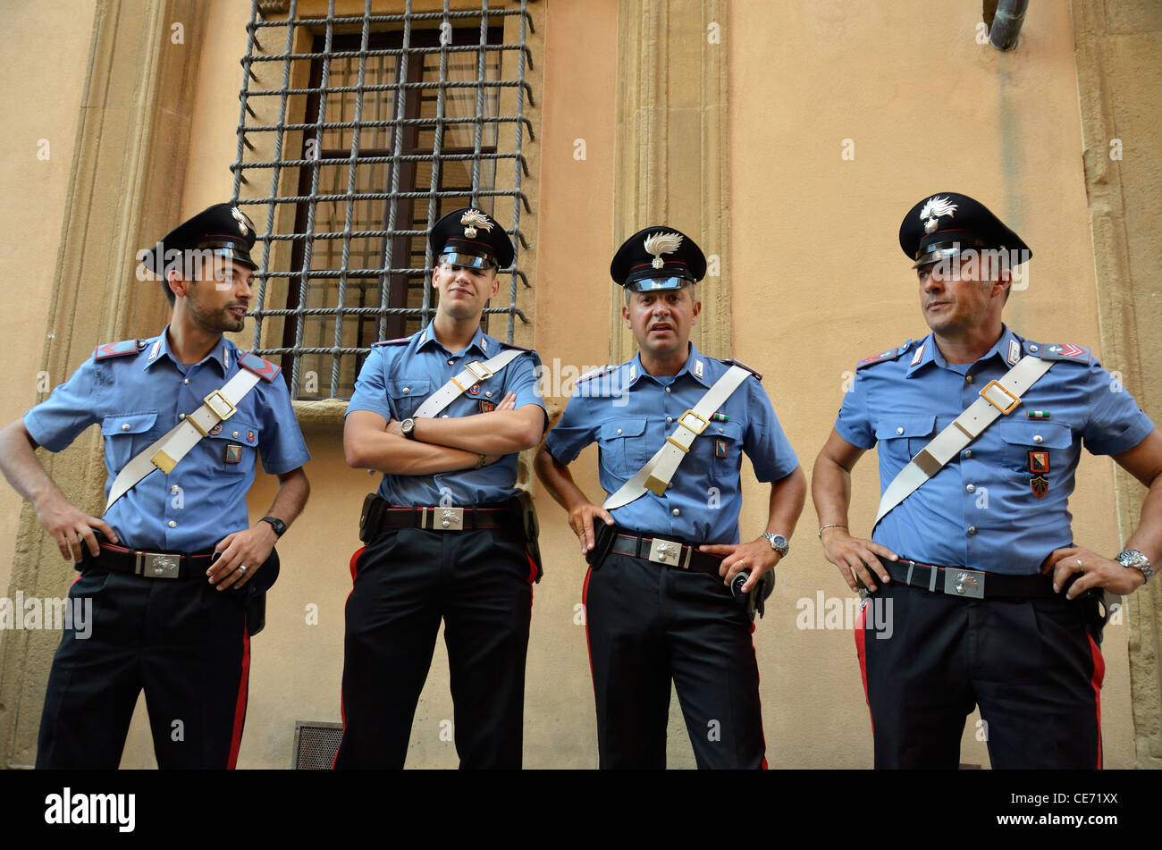 Italienische Polizisten - Carabinieri - in einer Reihe, Siena, Toskana, Italien Stockfoto