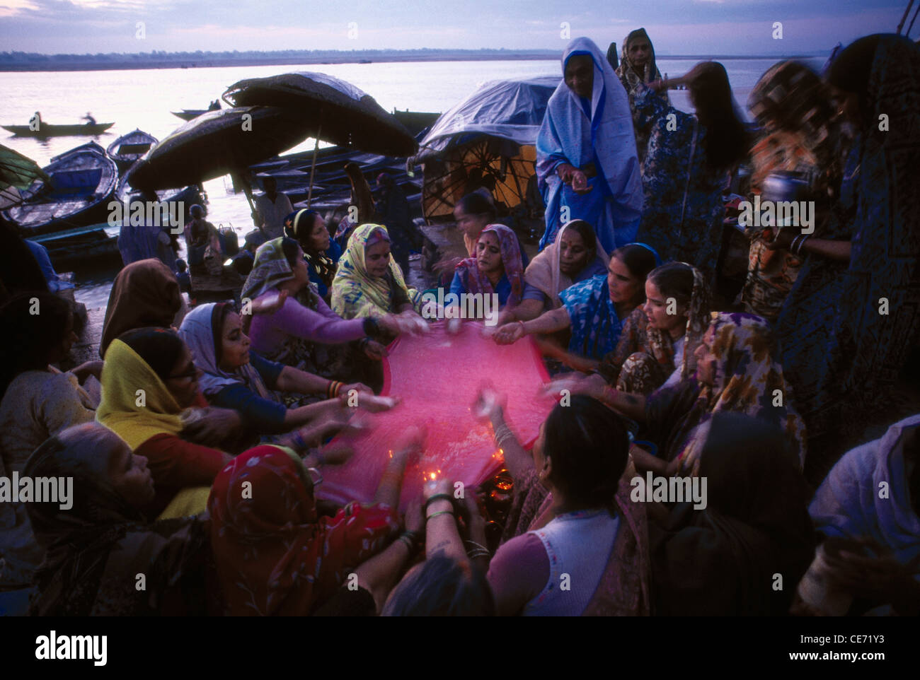 MAA 81798: Indische Frauen beten in Banaras; Varanasi; Uttar Pradesh; Indien Stockfoto