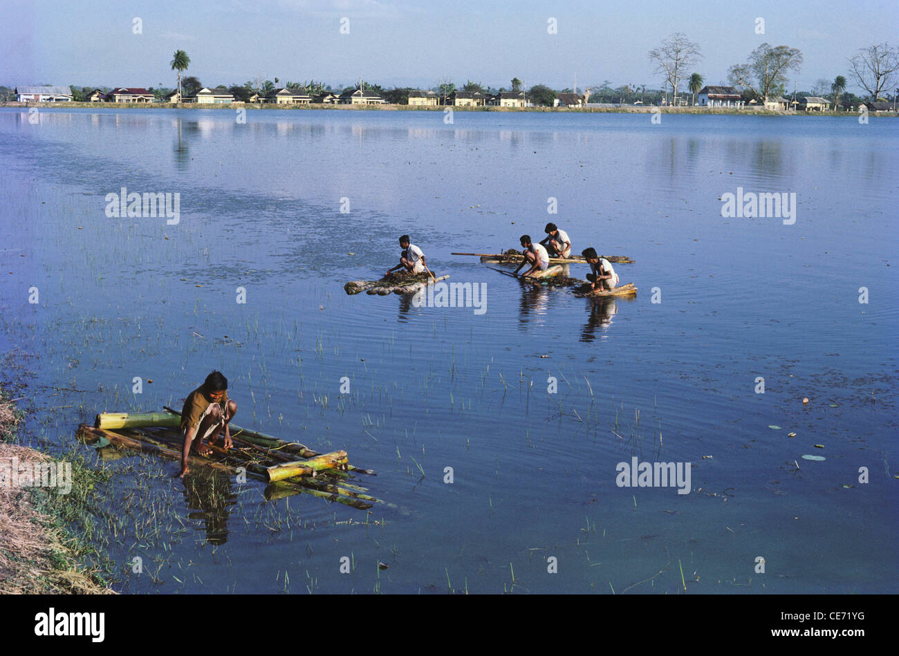 AMA 84252: Männer Angeln vom machen Verschiebung Boote im Shibsagar-See; Assam; Indien Stockfoto