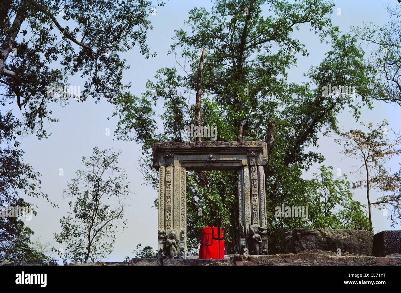 AMA 84256: rote Shiva Lingam und Dreizack in Da Pabatia Tempel; Tezpur; Assam; Indien Stockfoto